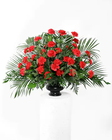 This arrangement is a beautiful way to pay tribute to a loved one. Use it during the funeral service or send it as a gift to he departed's family.