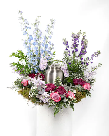 Remember your loved ones with this Elegance of Earth arrangement meant to surround an urn, photo, or memorabilia of the deceased